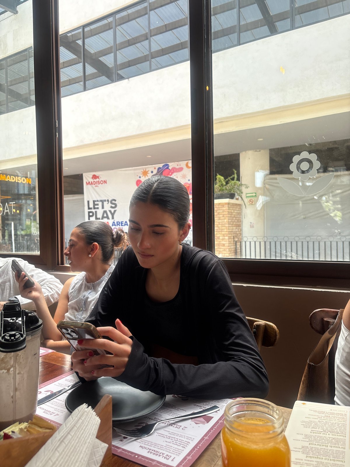 Diners captured at Madison café in Puebla during evening hours