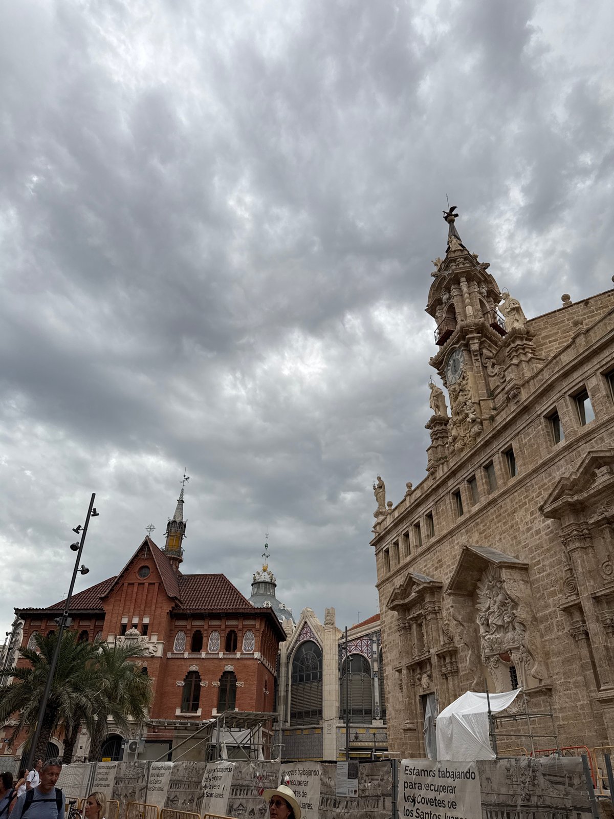 Crowds move through València's ornate pedestrian boulevard on a cloudy day