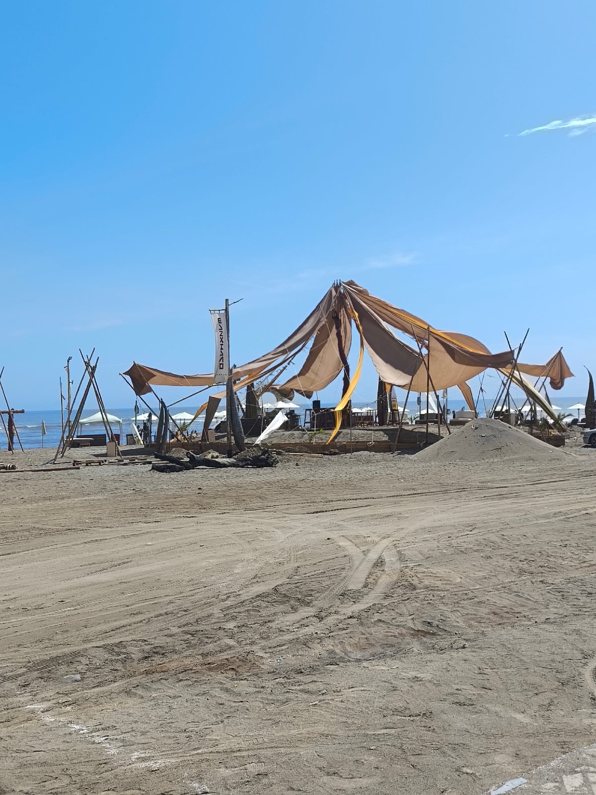 Beach event setup documented in Huanchaco, Peru