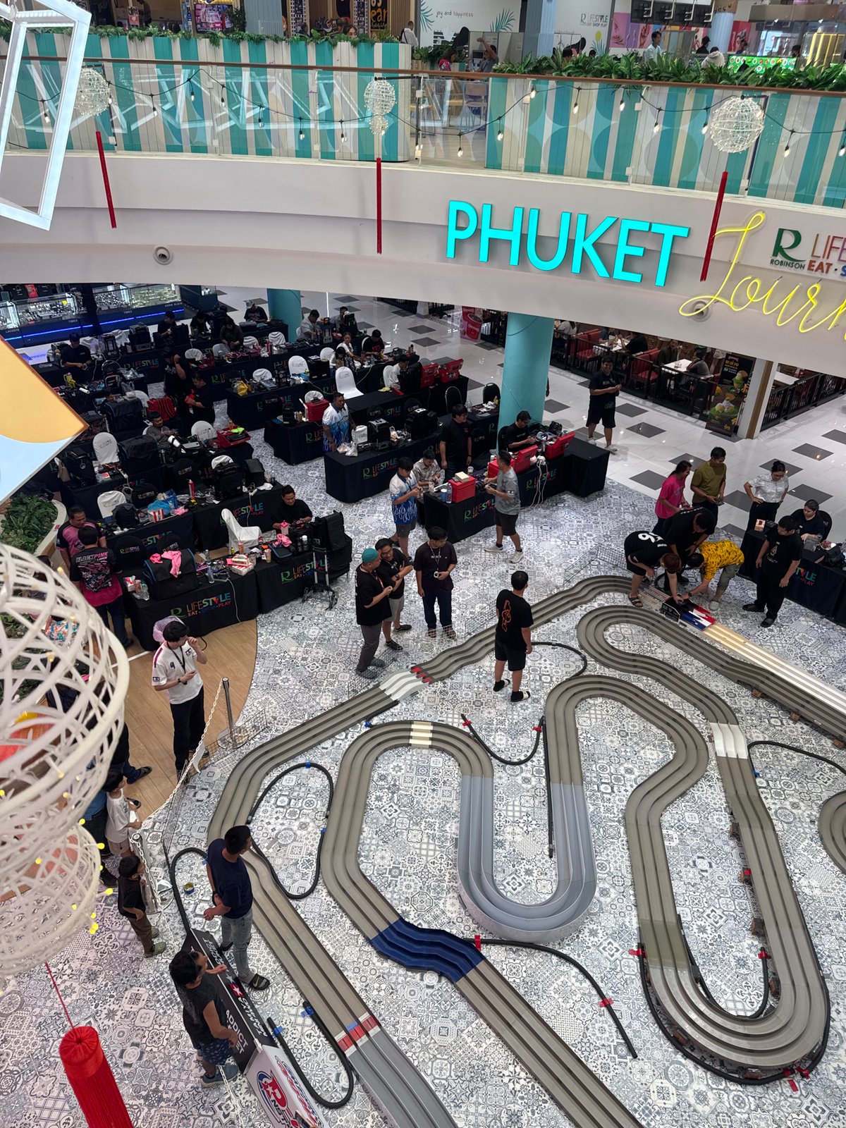 Mini 4WD race draws spectators at Thai mall