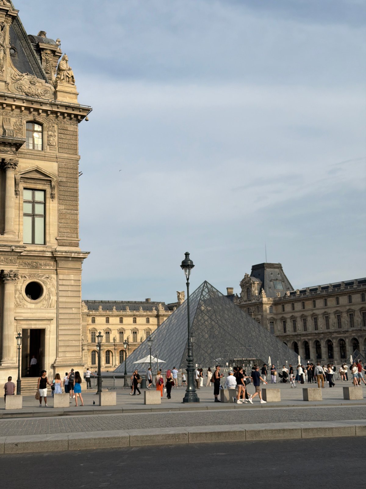 Afternoon around the Louvre plaza and nearby streets