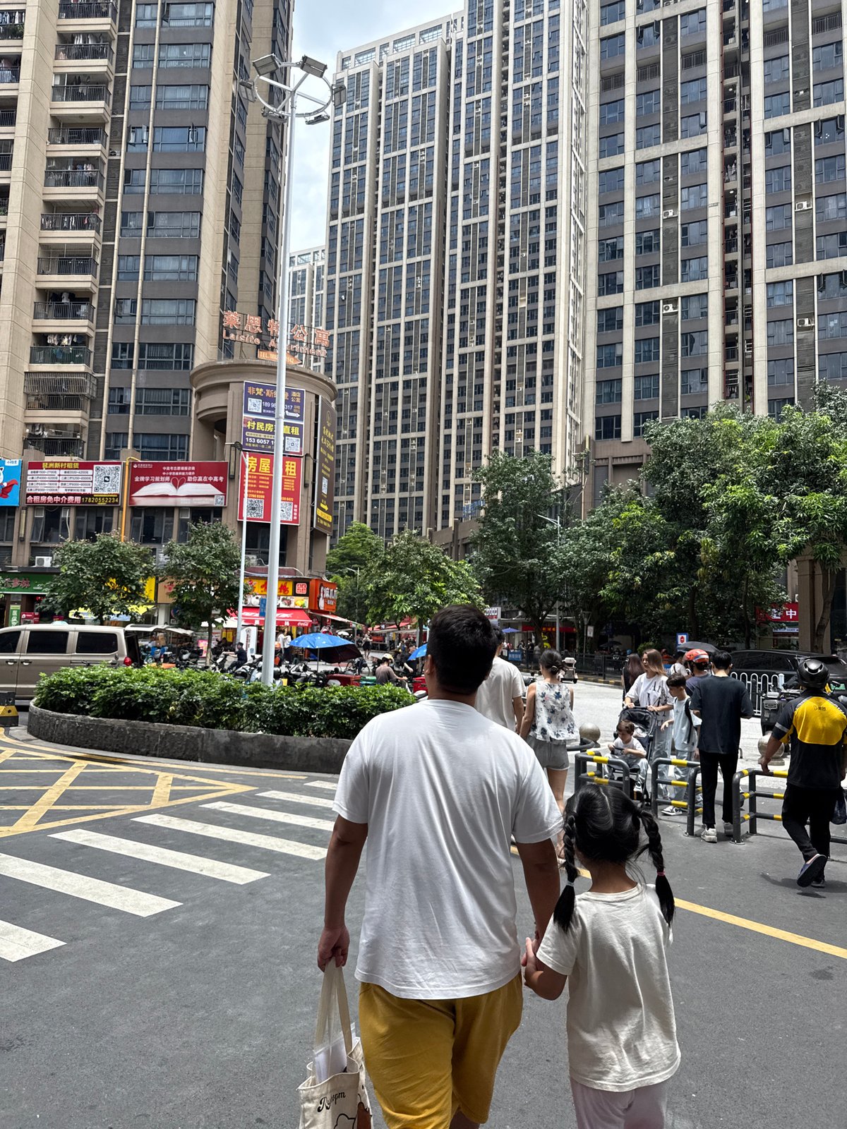 Mid-morning street life across a busy Haizhu District corridor