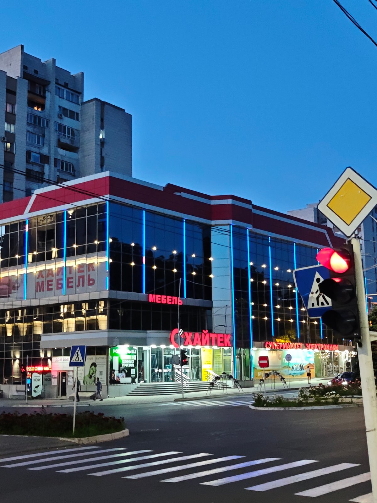 A summer evening in Tiraspol, street to table to forgotten car
