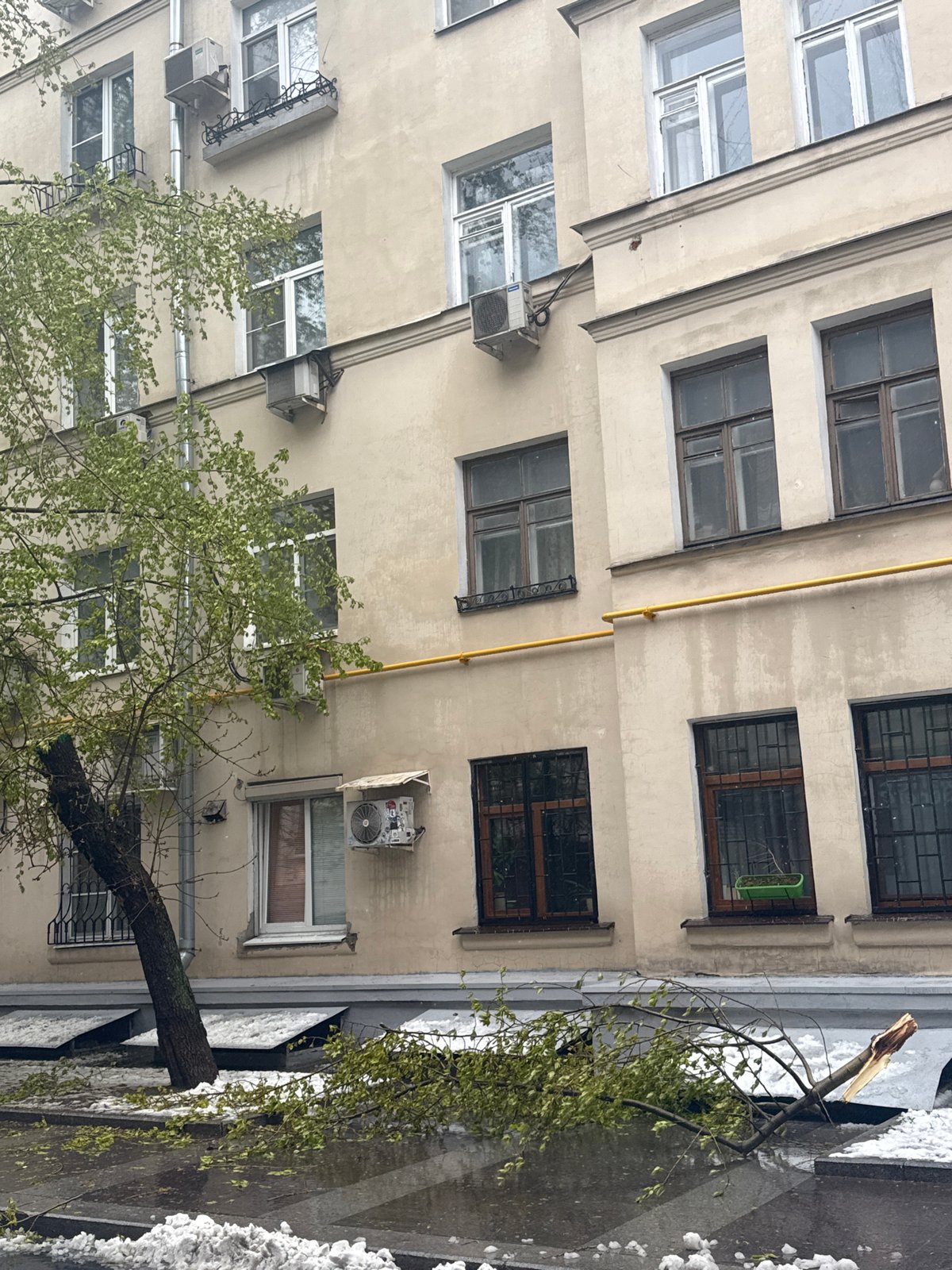 Moscow apartment building documented in afternoon video footage