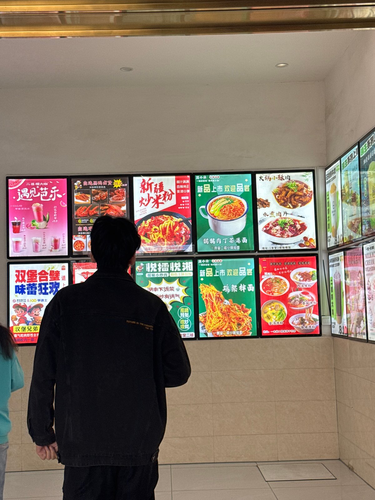 Late-night dining activity captured at Zhongtun cafeteria