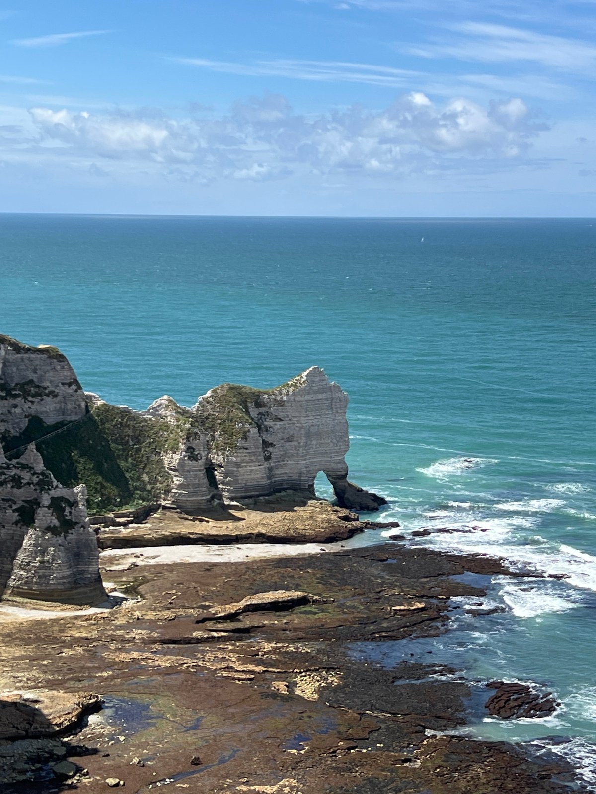 Witness documents iconic Étretat chalk cliffs on French coast