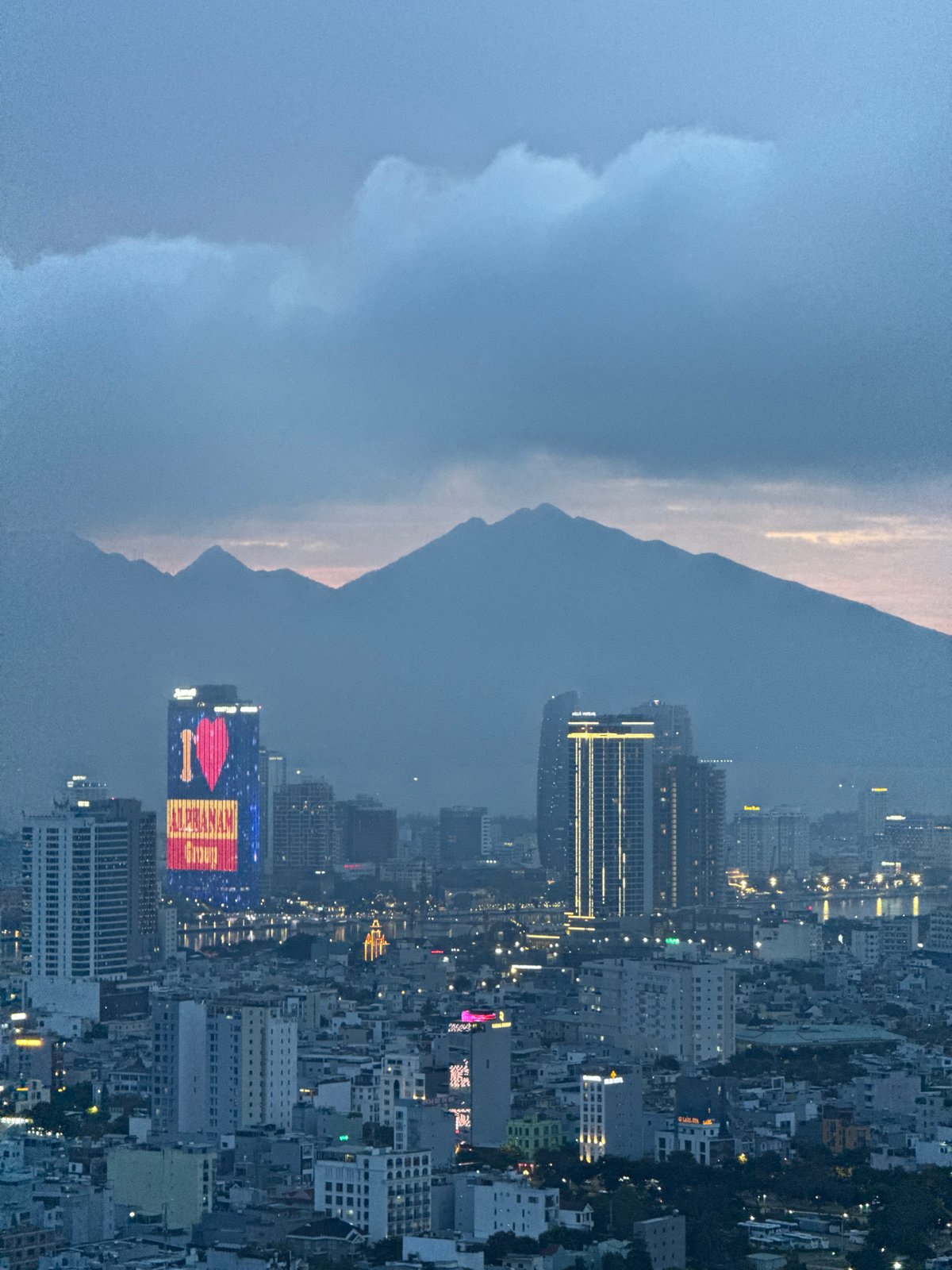 Evening photography session captures Đà Nẵng cityscape and street life