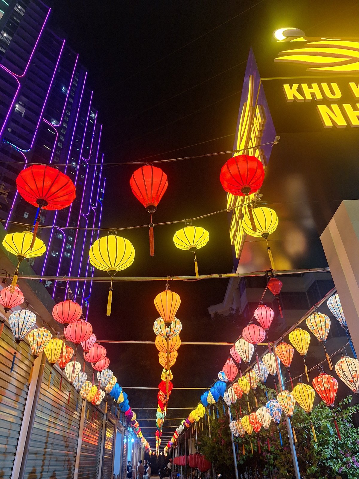 Nha Trang streets and nightlife details, one July evening