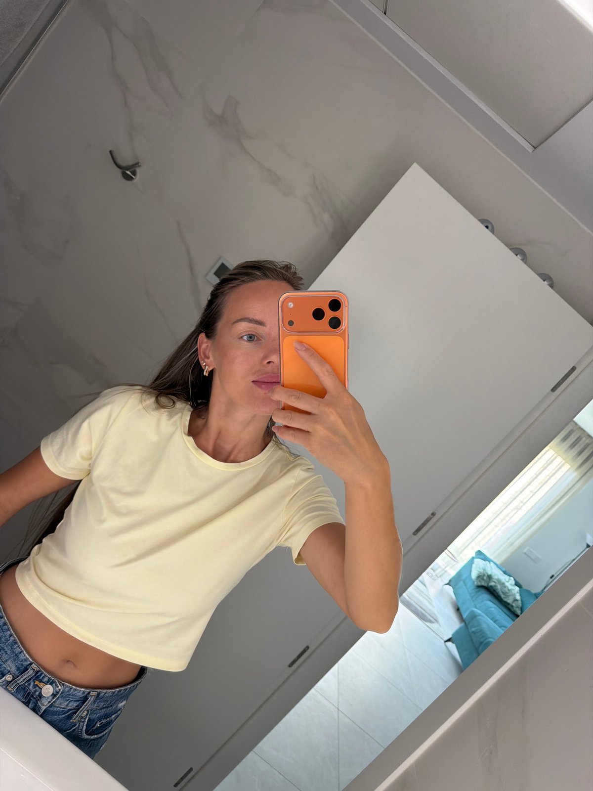 Mirror selfie session in a Finestrat bathroom