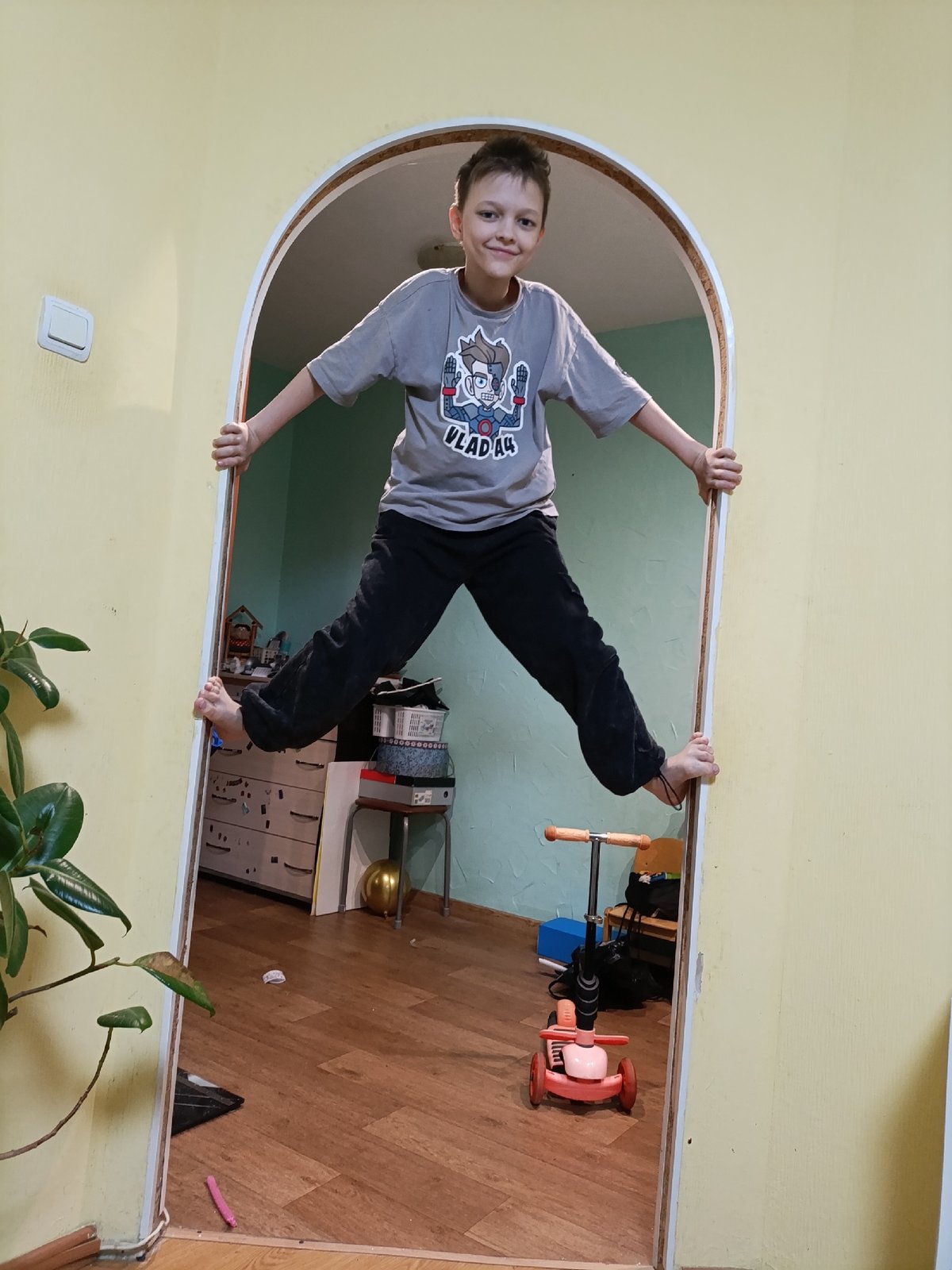 Everyday moments captured across Chaikovsky, Russia in single hour