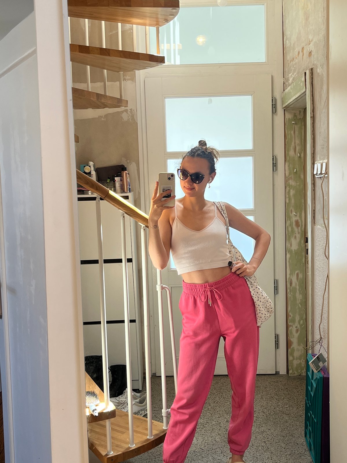 Woman takes renovation selfies while painting in Saarbrücken