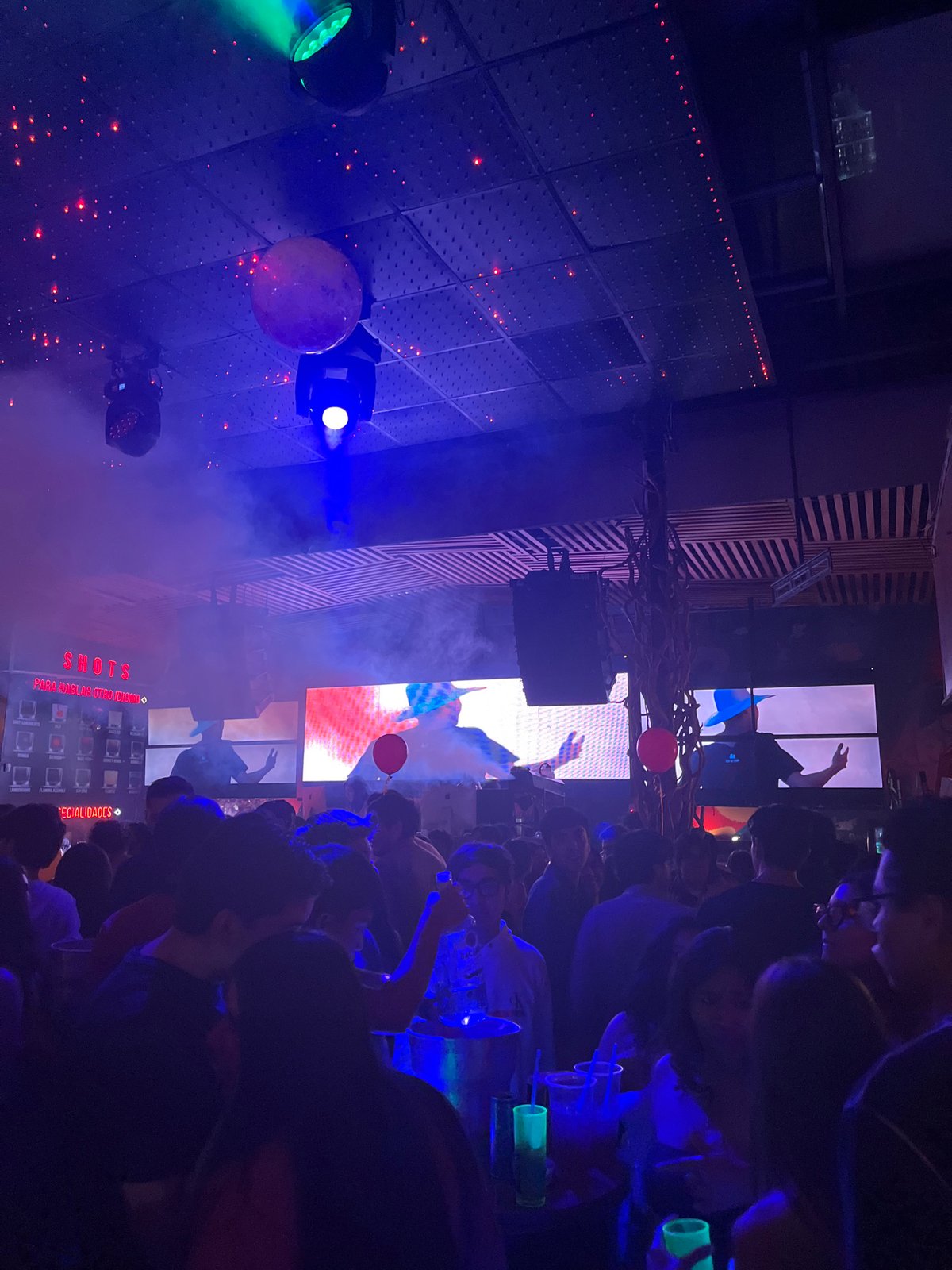 Crowded nightclub party documented in San Andrés Cholula