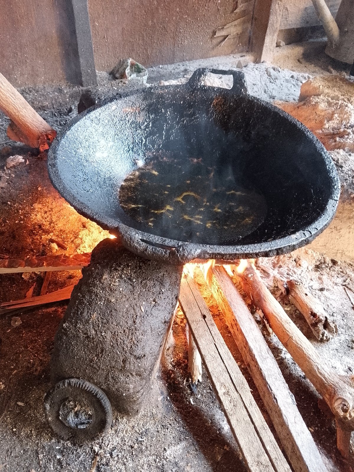 Traditional cooking and dining documented at Lhokseumawe food stall