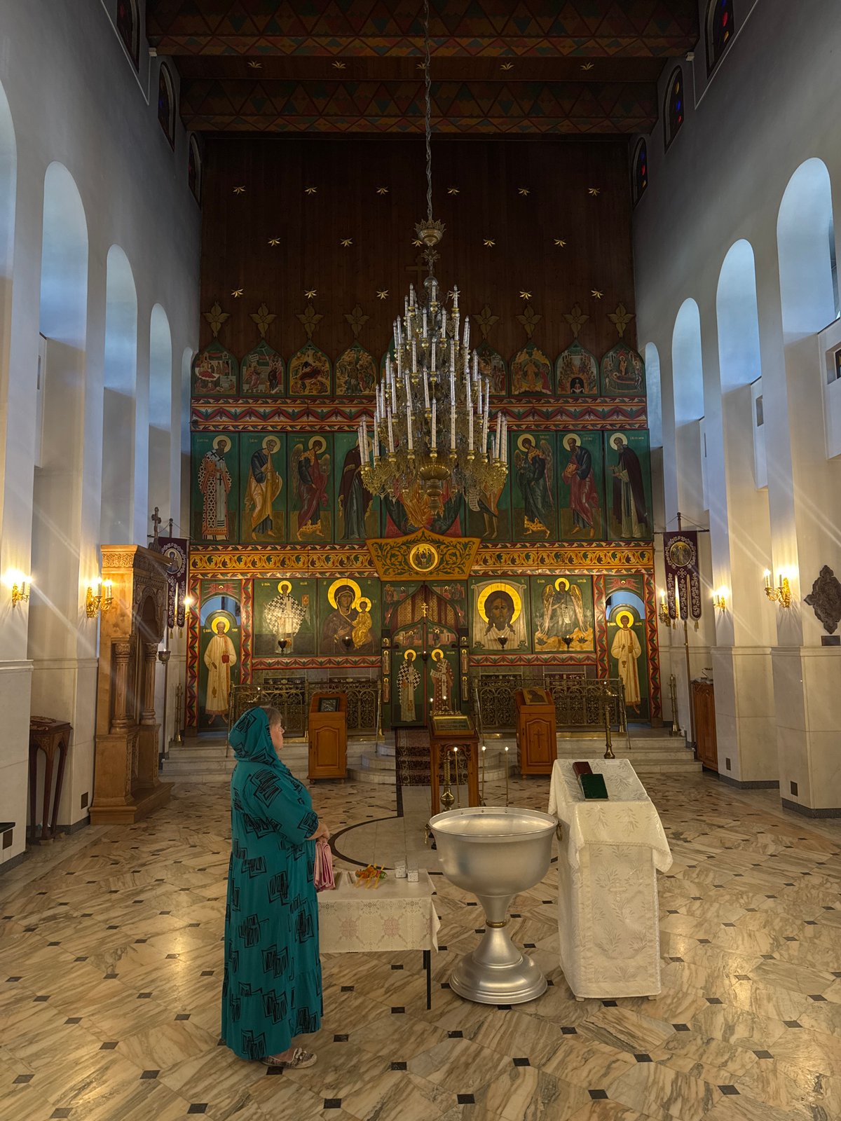 Prayer and daily life inside a Tolyatti Orthodox cathedral