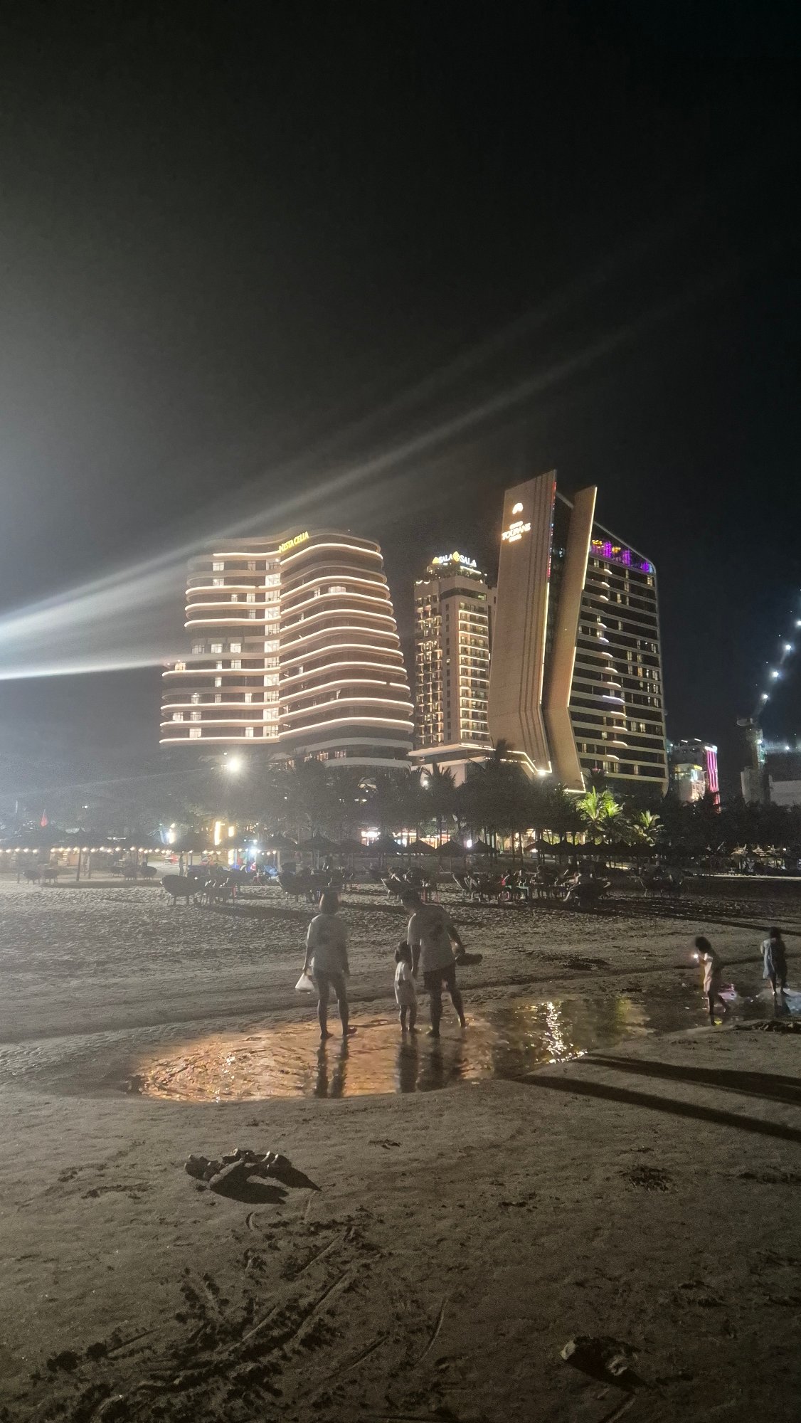 Nighttime beach life documented across Da Nang's tourist waterfront