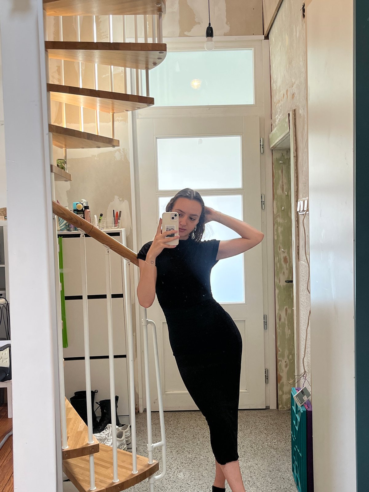 Woman takes selfies during home renovation in Saarbrücken