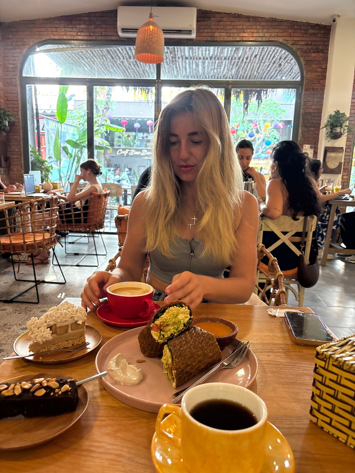 Daytime cafe scene documented in Đà Nẵng, Vietnam