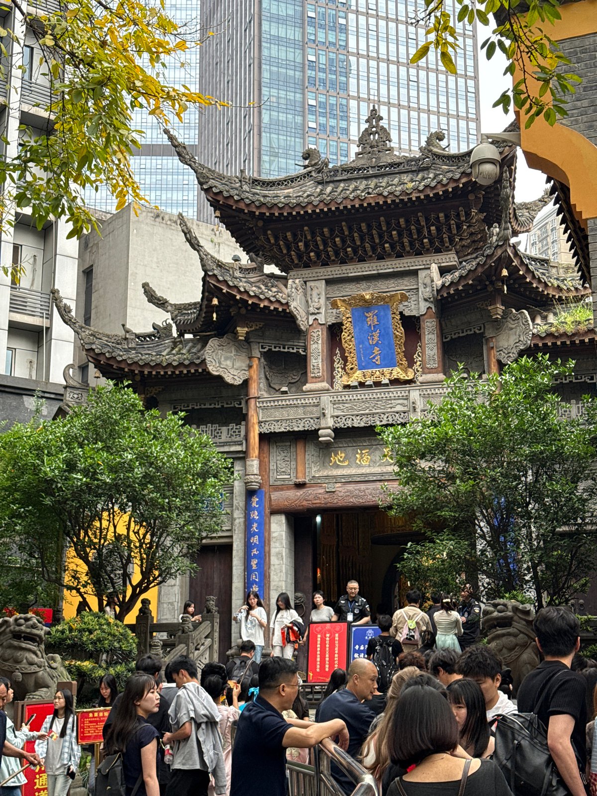 Morning temple visits and street life in Chongqing's Yuzhong District