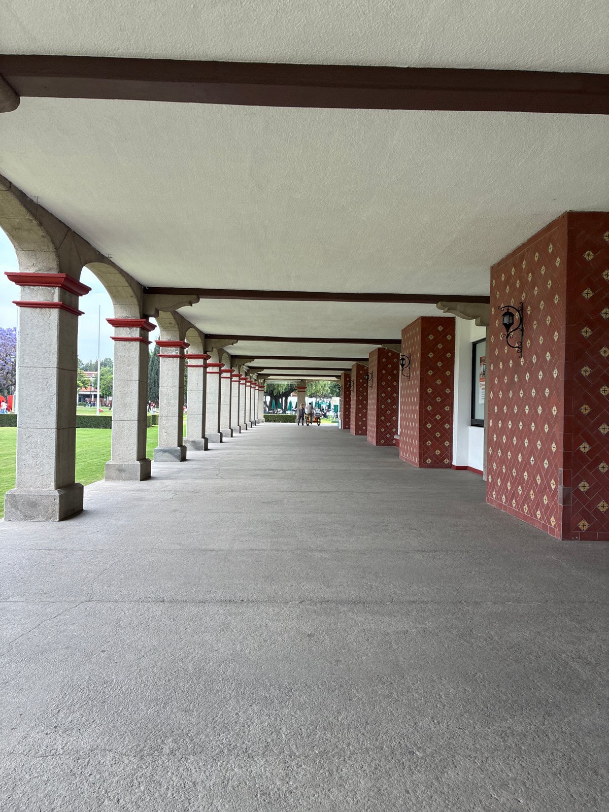 Evening scenes documented in San Andrés Cholula include walkway, workspace