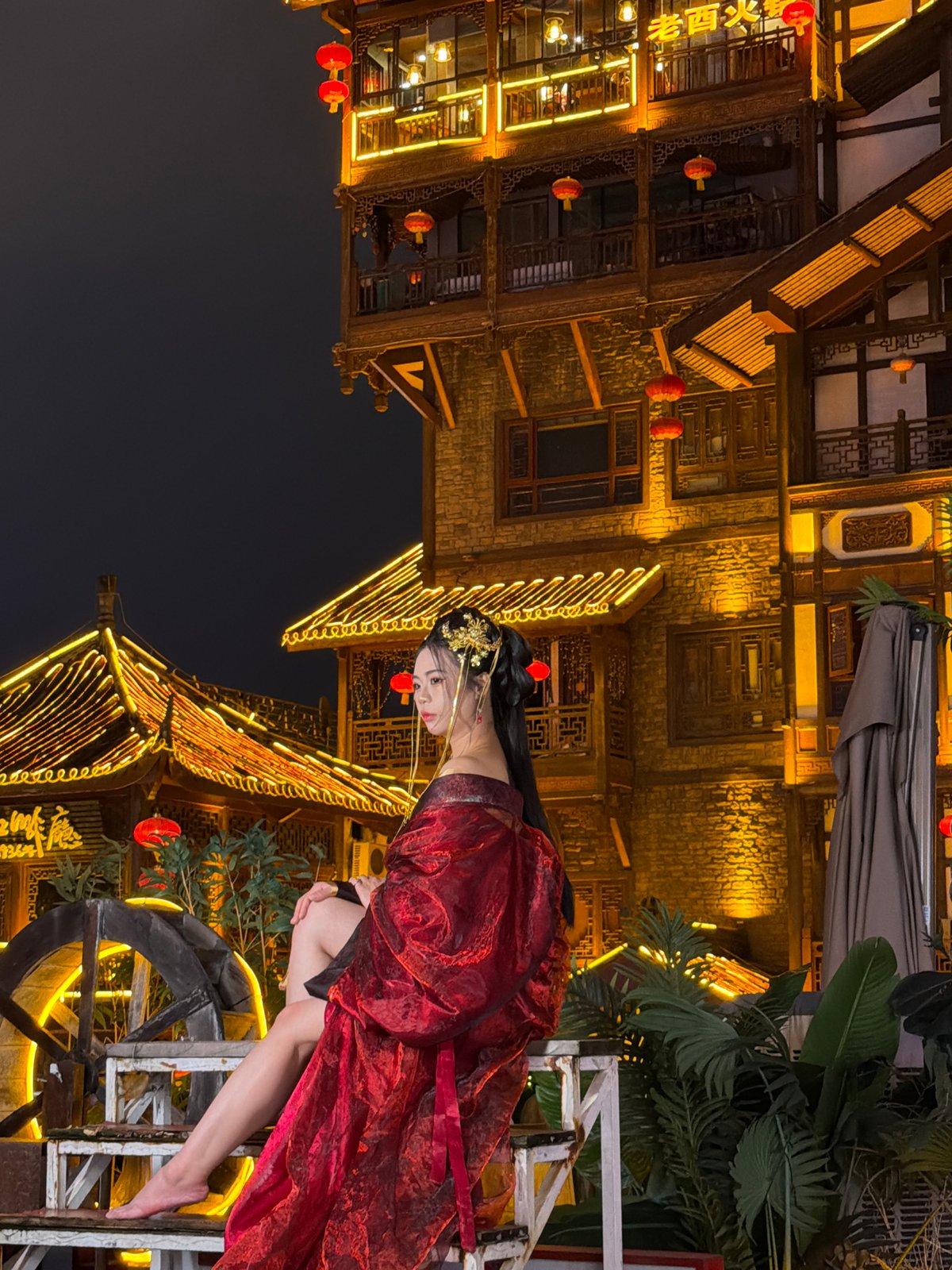 Traditional Chinese costume photo session captured in Chongqing district