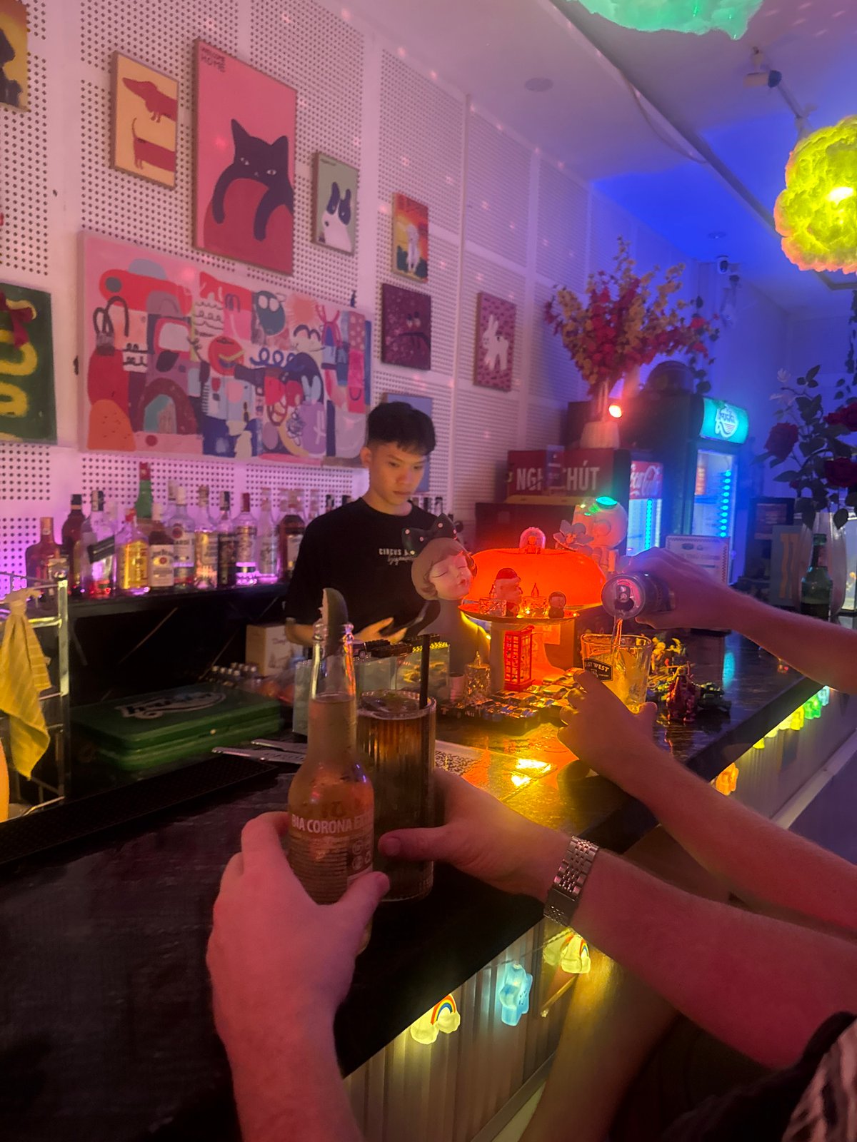 Evening bar scene unfolds across Đà Nẵng nightlife district