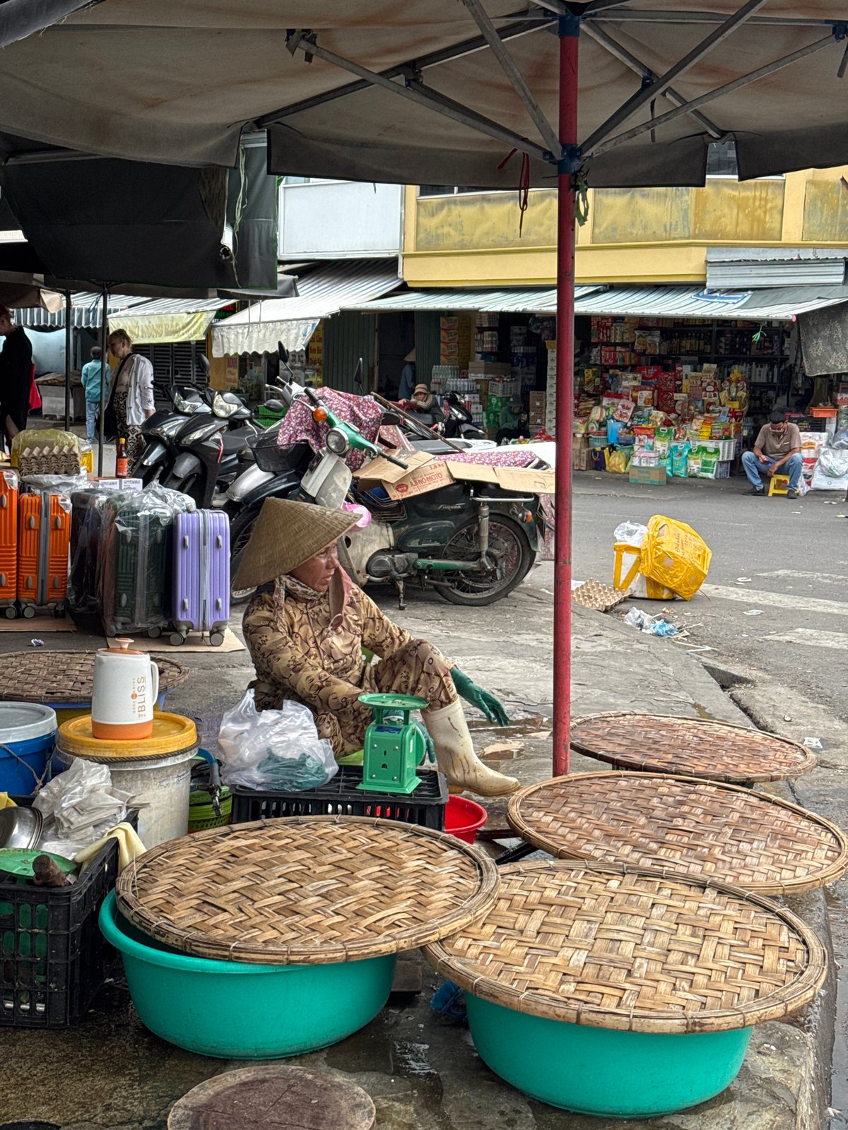 Nha Trang street market vendors prep and sell at dawn