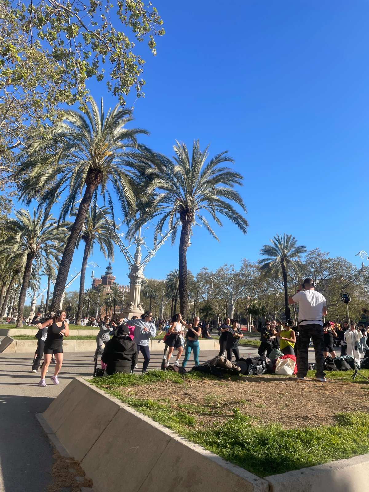 Silent disco draws crowds to Barcelona park