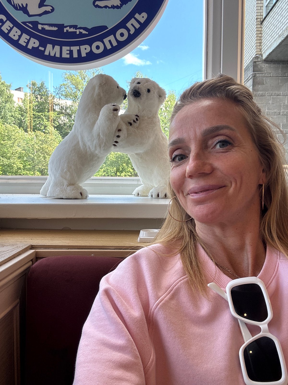 Café selfies and summer flowers in Saint Petersburg