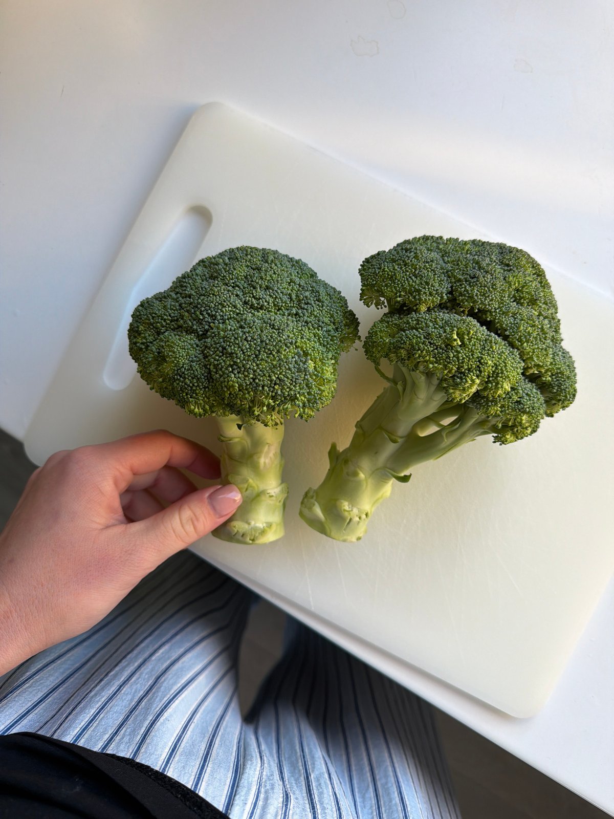 Broccoli preparation captured in Dreiliņi kitchen scene