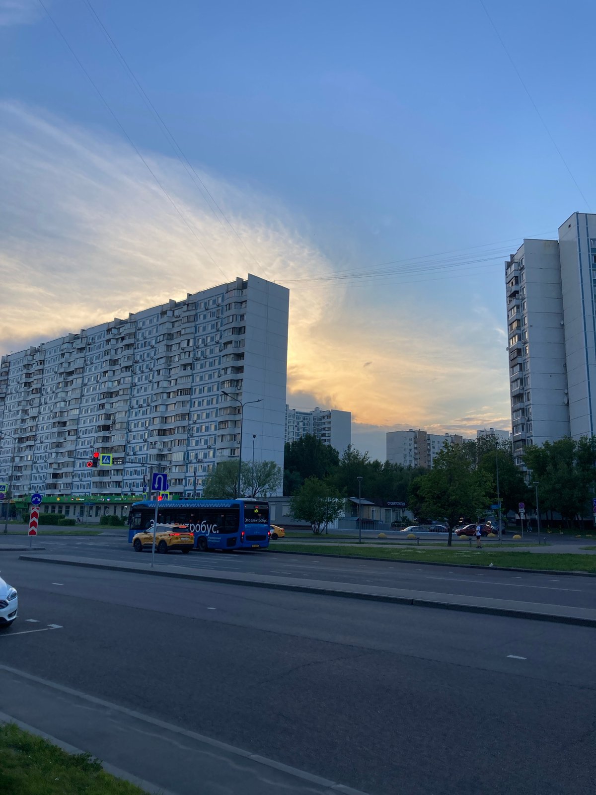 Evening walk documented through 30 photographs in Moscow streets
