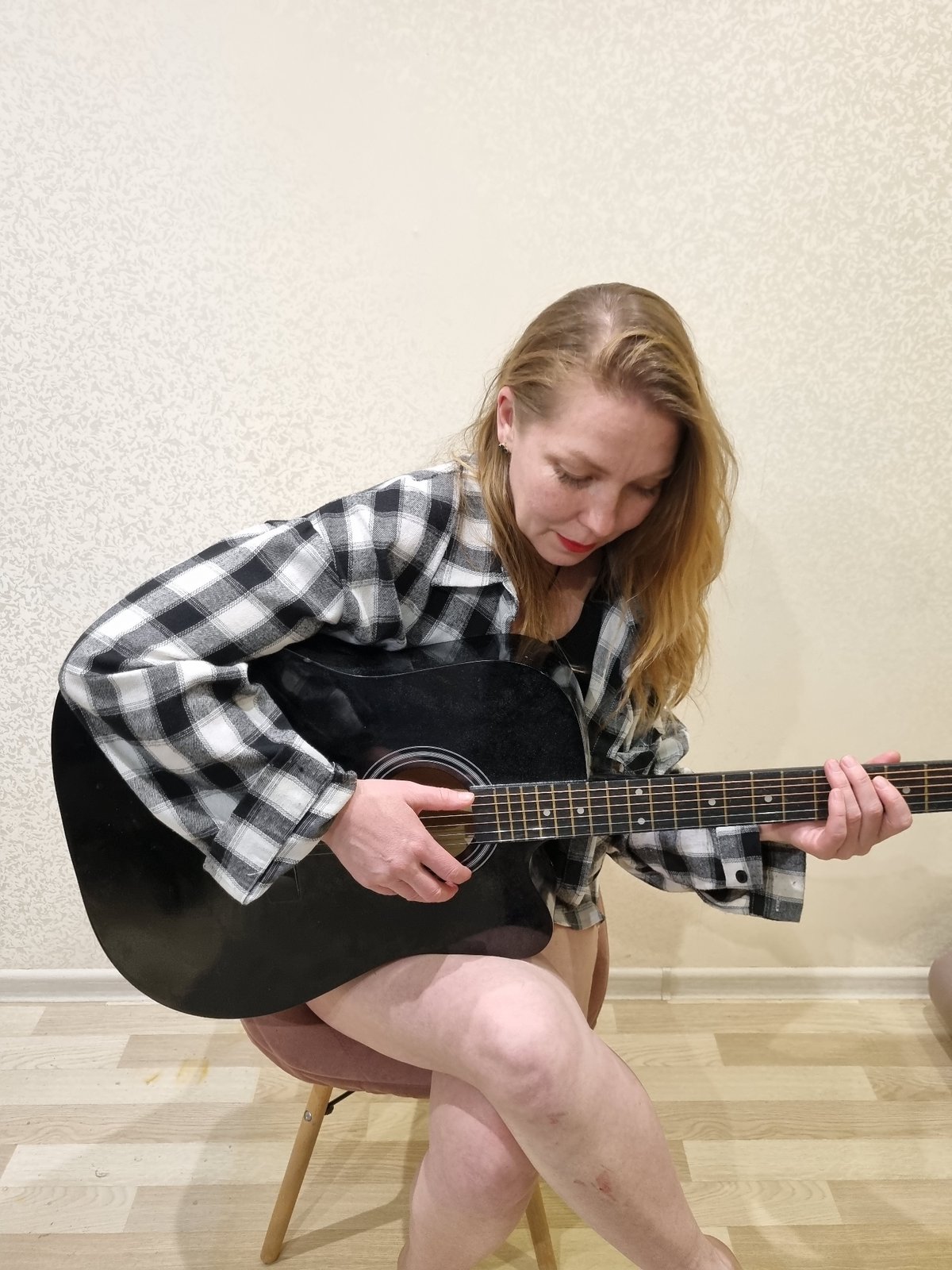 Woman documents leisurely afternoon with guitar, spa treatments in Chaikovsky