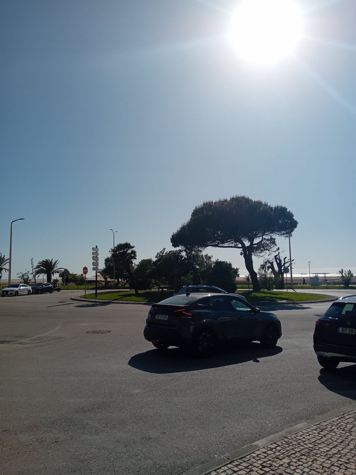 Tourist documents sunny afternoon stroll through coastal Figueira da Foz