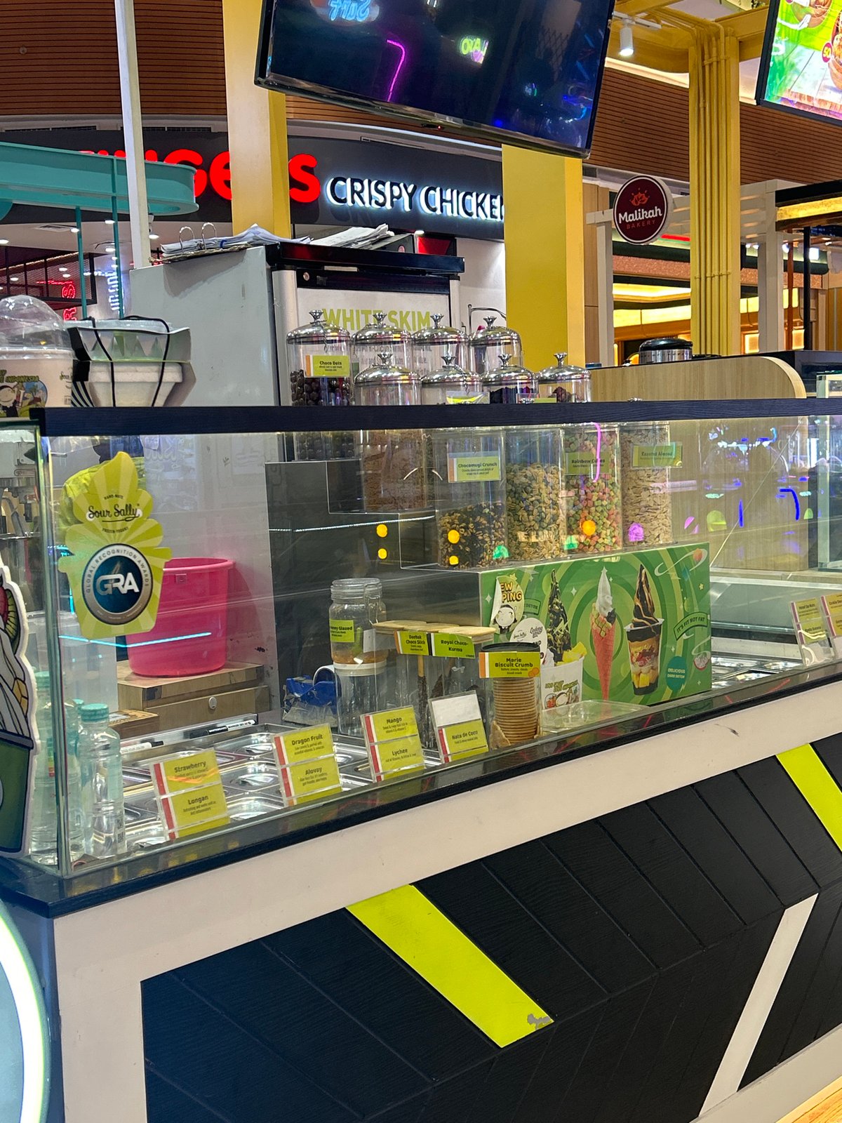 Afternoon at a Makassar mall arcade with food stops