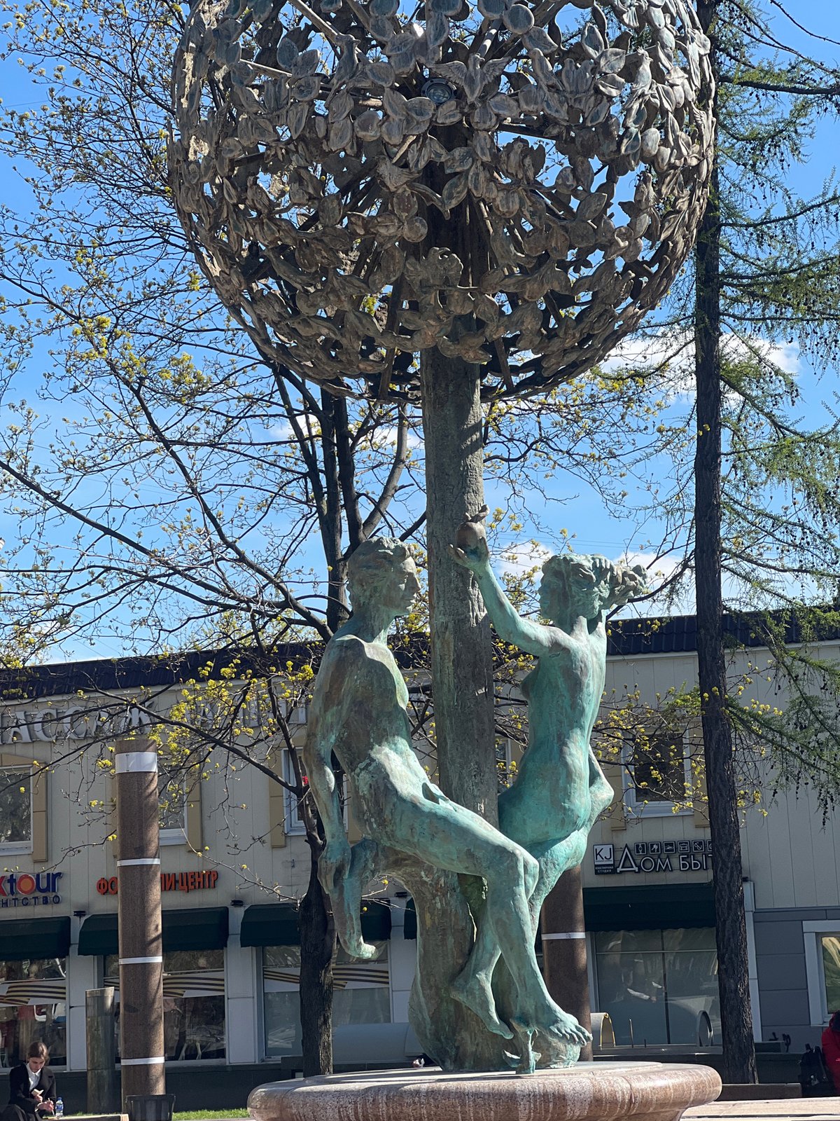 Bronze fruit-reaching statue observed in Moscow public space