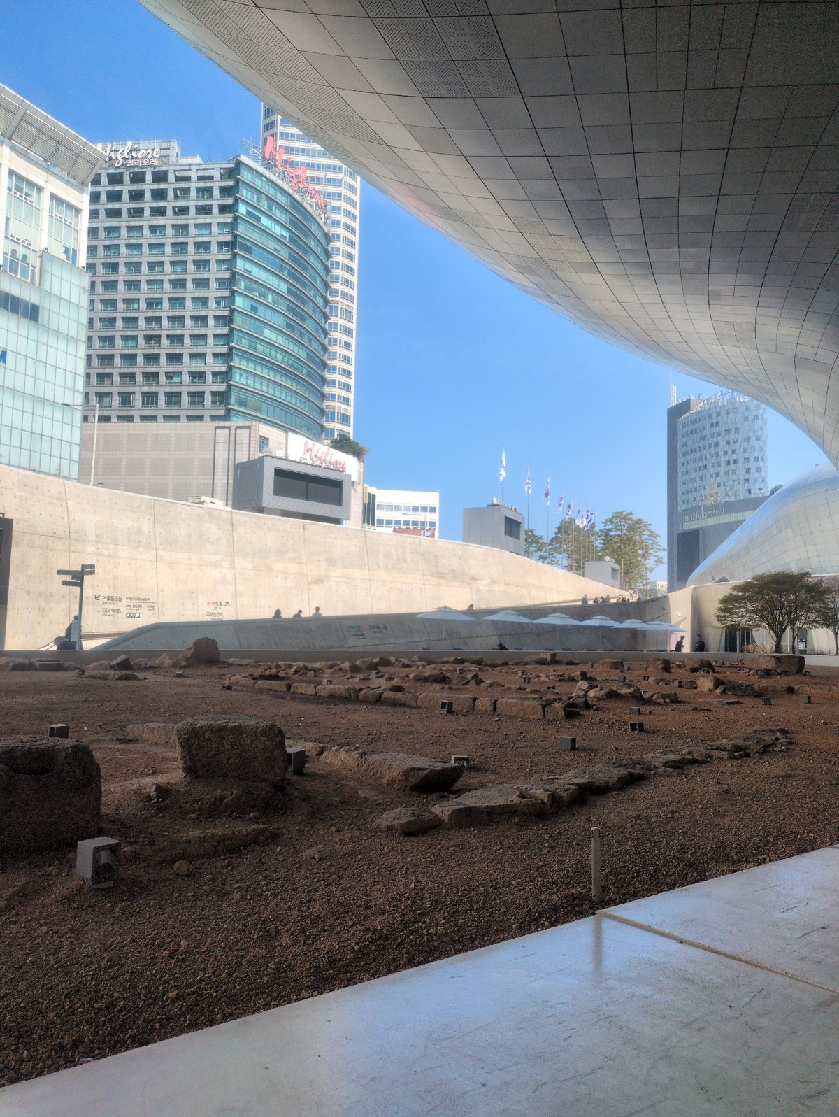 Late-night Seoul: Dongdaemun district captured in ordinary moments