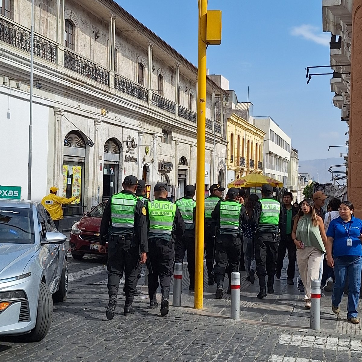 Police deployment and registry lines observed during Peruvian political activity