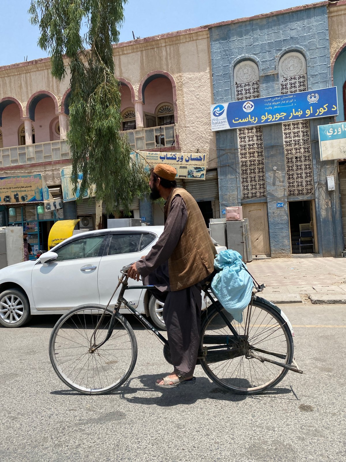 Cycling through Kandahar with bundled cargo