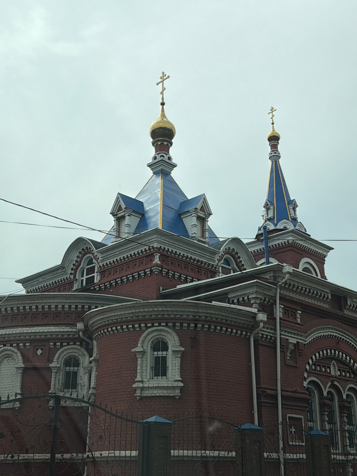 Twin-domed brick building photographed in Осеченки, Russia