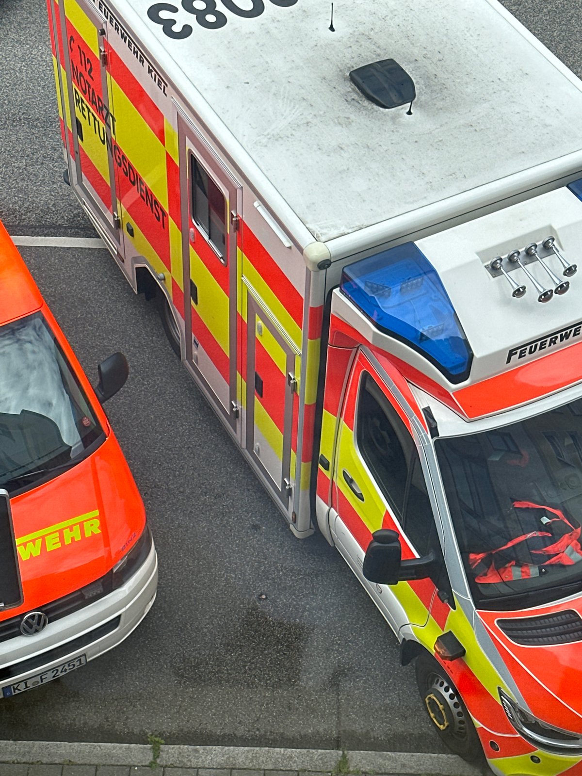 Emergency vehicles deployed, child in heart sunglasses spotted in Kiel