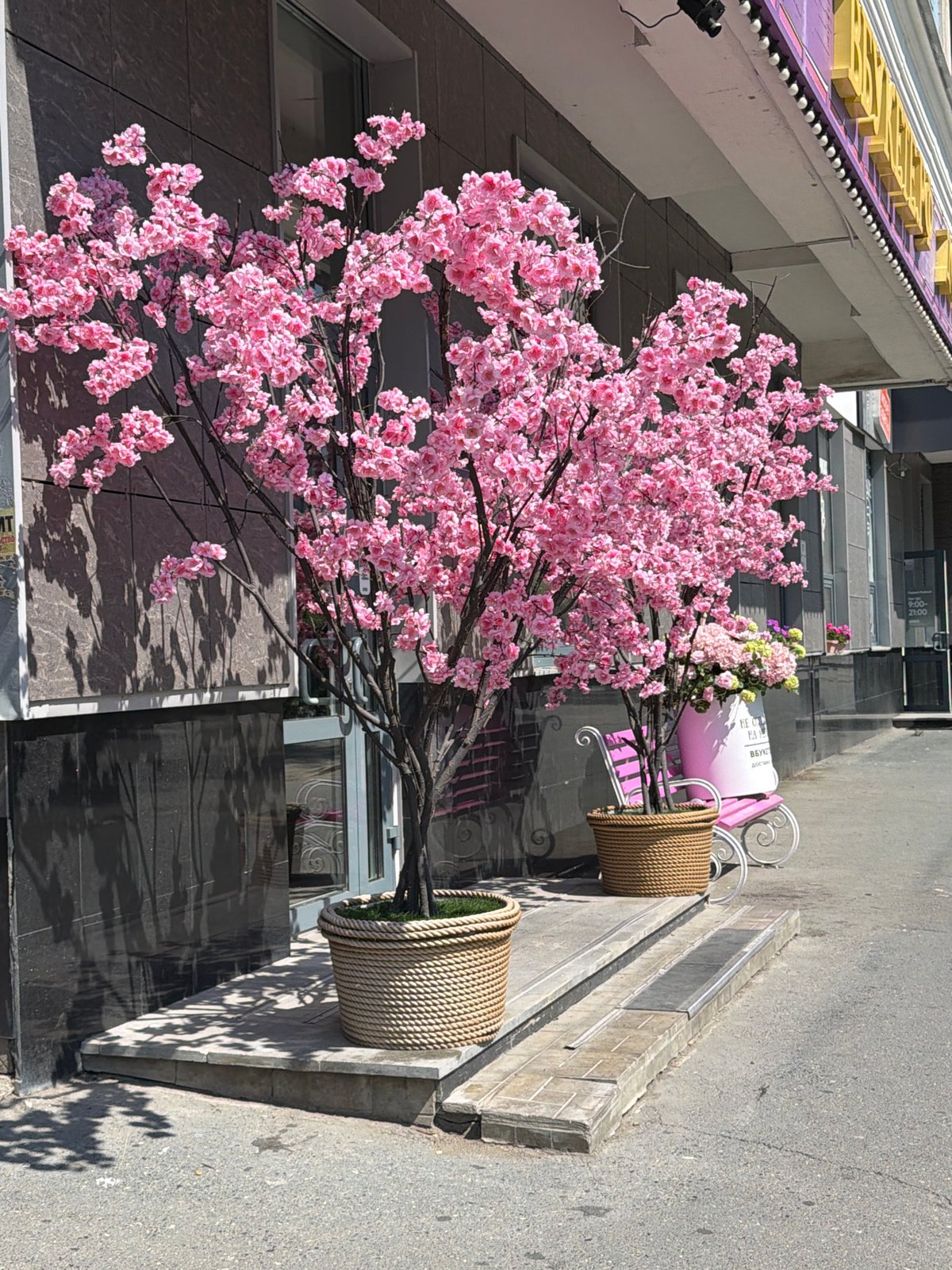 Pink-themed floral shop display in Yekaterinburg