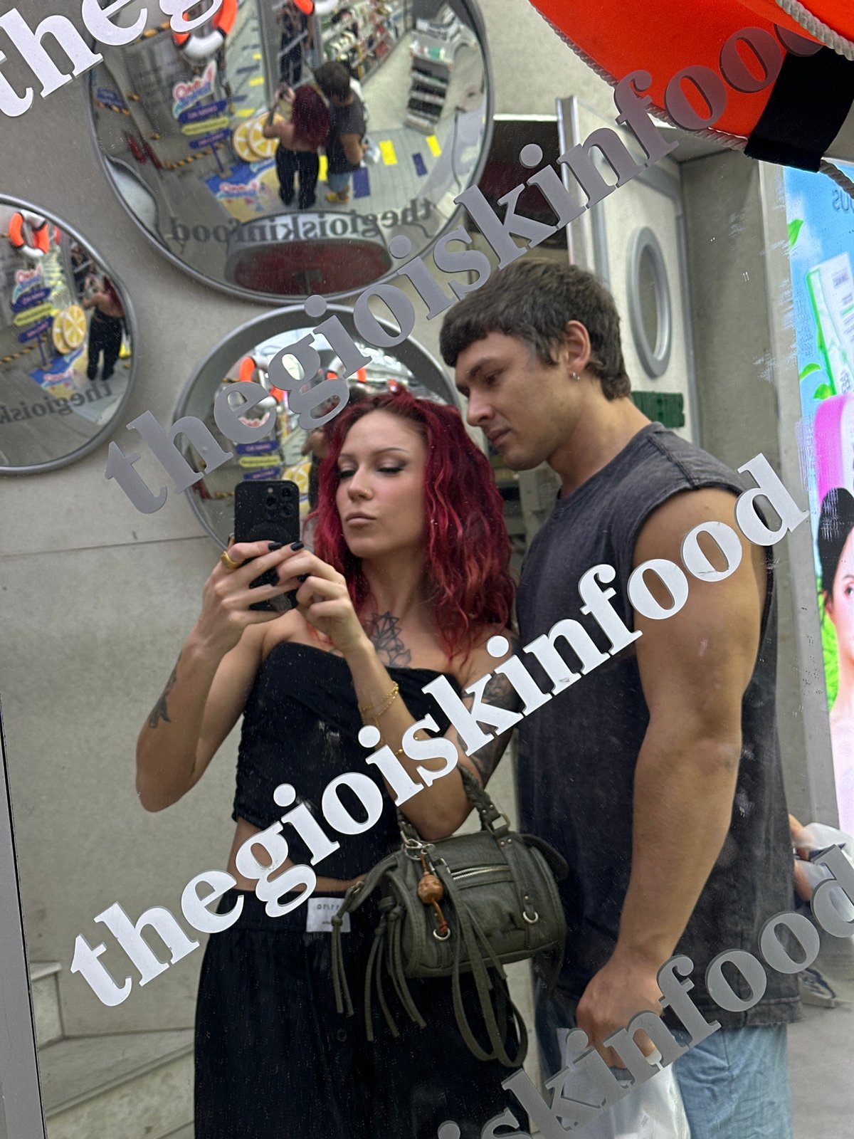 Mirror selfie moment inside a Đà Nẵng store