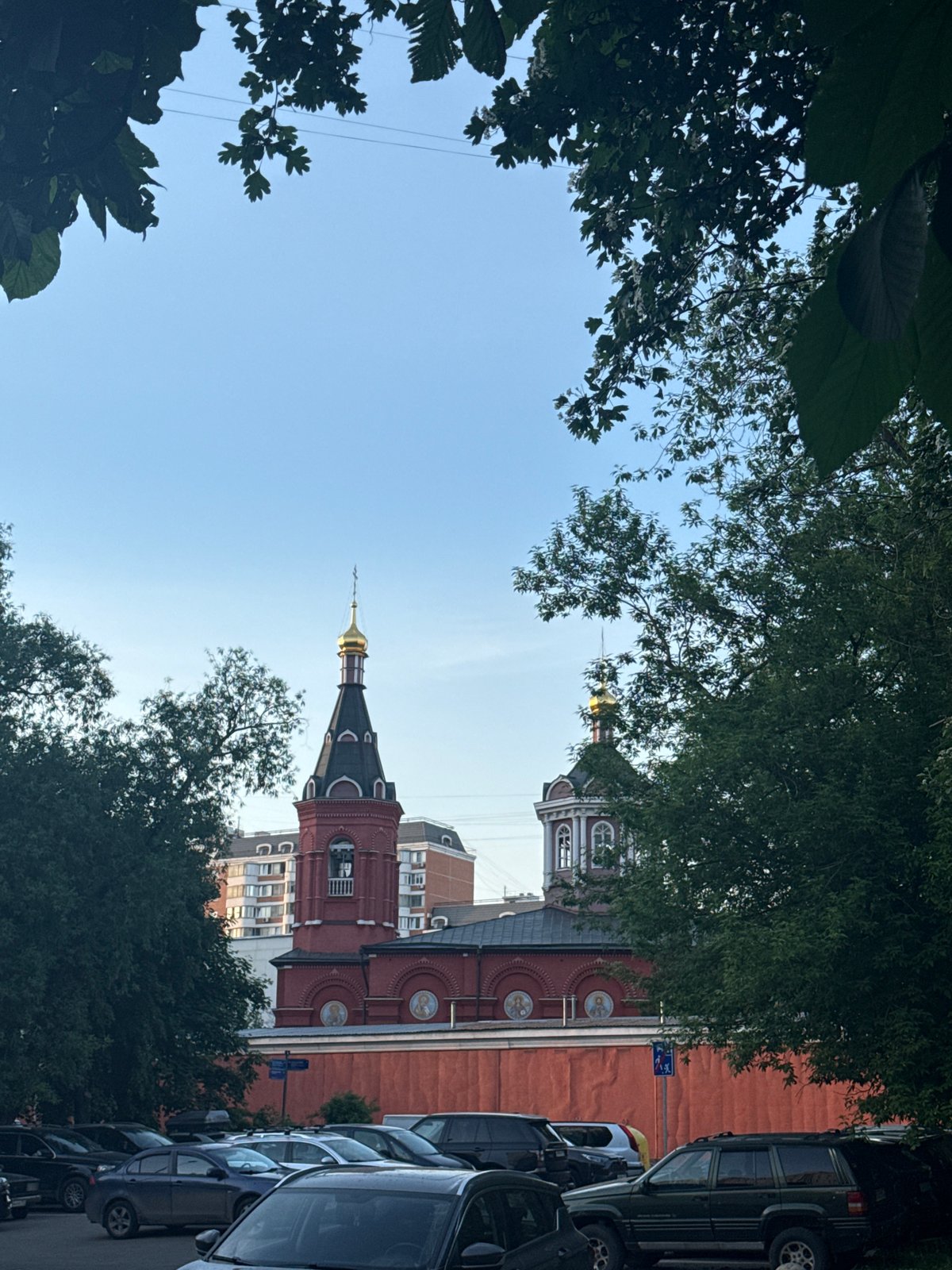 Moscow street scenes: church and parked car observed