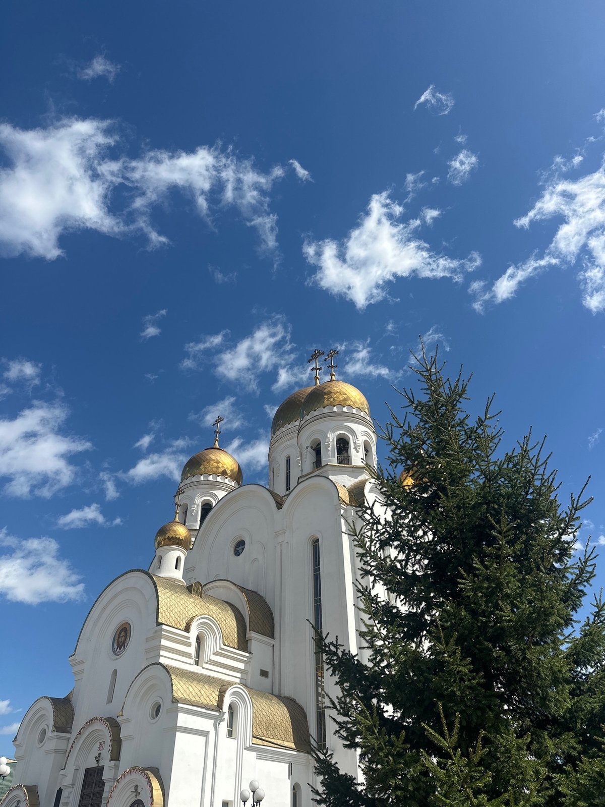 Orthodox churches and street scenes captured in Krasnoyarsk morning