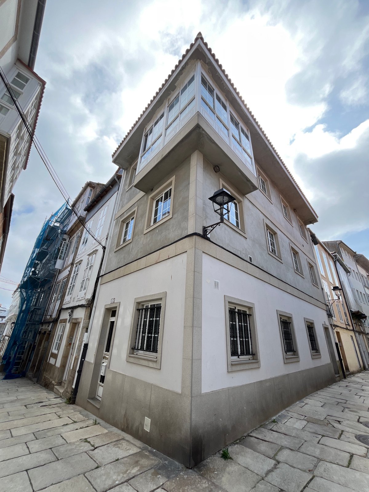Tourist documents historic churches and gardens in A Coruña