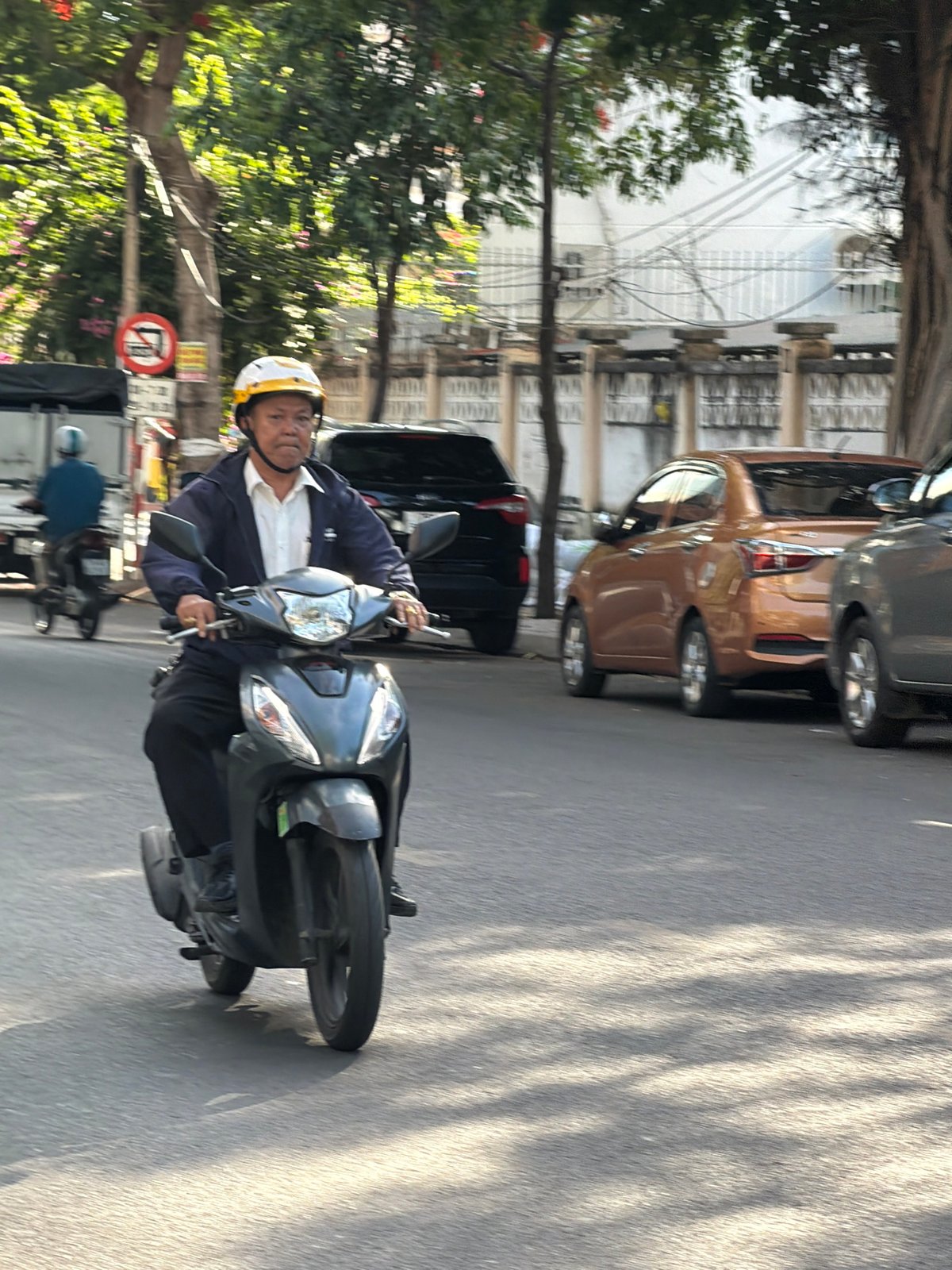 Street-level Nha Trang: vendors, scooters, and market life