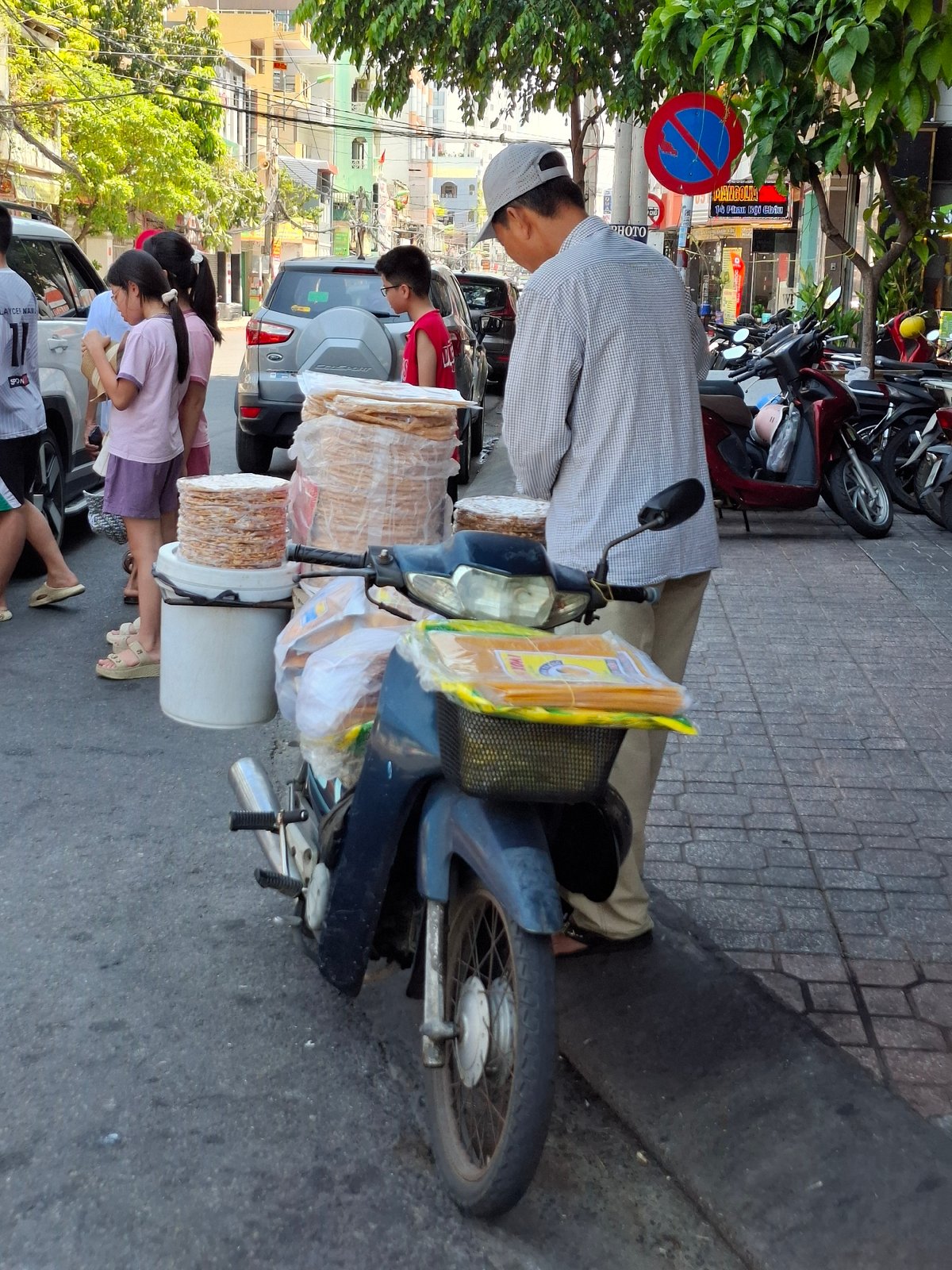 Nha Trang street vendors and food stalls in morning action