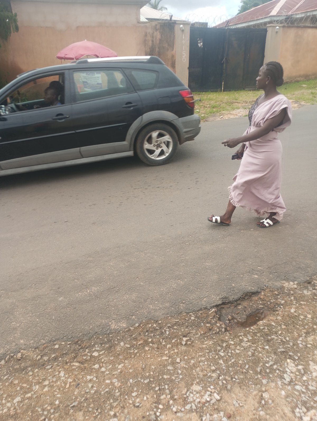 Everyday street life along a Jos, Nigeria road