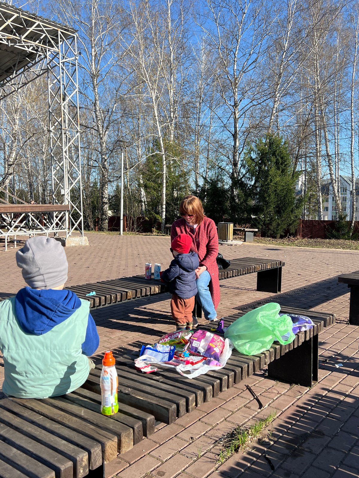 Family visit documented at Russian sanatorium amid spring blooms