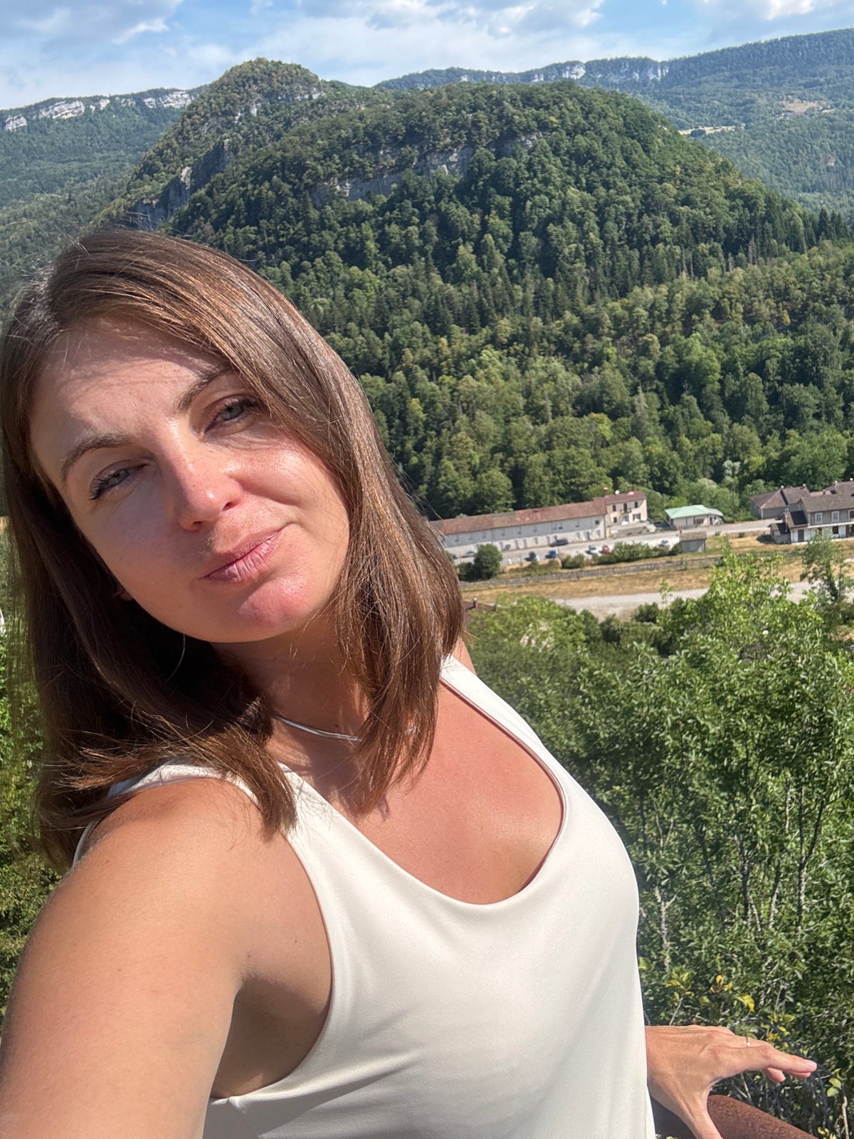 Selfies and valley views from a Jura hillside stop