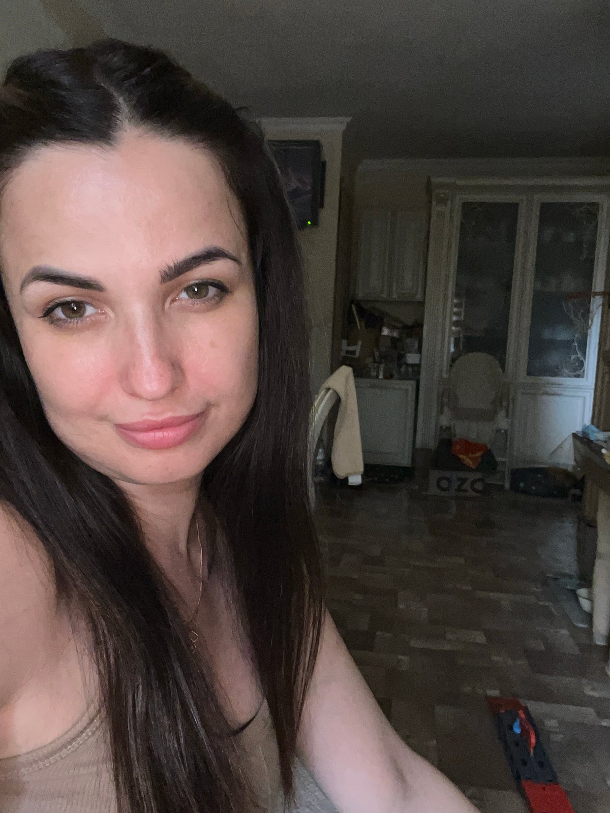 Woman documents three hours of casual selfies and domestic moments